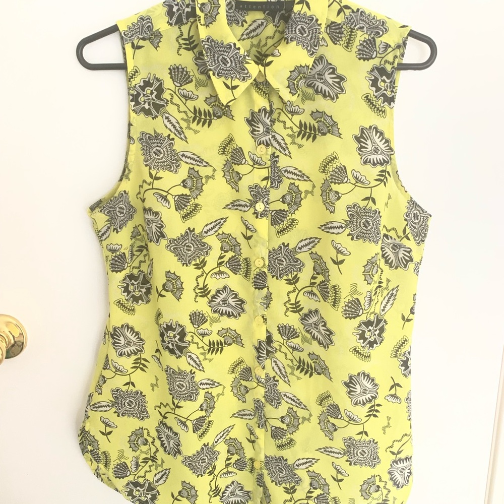 Lightweight button down sleeveless blouse size M